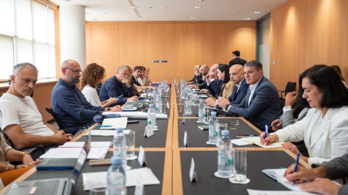 Sastanak Ministarstva zaštite okoliša i zelene tranzicije Zagreb, 28.07.2026.- Ministarstvo zaštite okoliša i zelene tranzicije organiziralo je sastanak o pitanjima ilegalnog otpada i planirane tvornice litija u Gospiću. Na sastanku su sudjelovali potpredsjednik Vlade i ministar prostornoga uređenja, graditeljstva i državne imovine Branko Bačić, ministrica zaštite okoliša i zelene tranzicije Marija Vučković, predstavnici Građanske inicijative "Gospić je naš dom", Ličko-senjske županije, Grada Gospića, Fonda za zaštitu okoliša i energetsku učinkovitost, Državnog inspektorata Republike Hrvatske, Instituta za vode "Josip Juraj Strossmayer", Nastavnog zavoda za javno zdravstvo "Dr. Andrija Štampar" te drugih nadležnih tijela. foto HINA/ Luka ŠANGULIN/ lš foto Luka Sangulin FotoID: HN:20260728853048