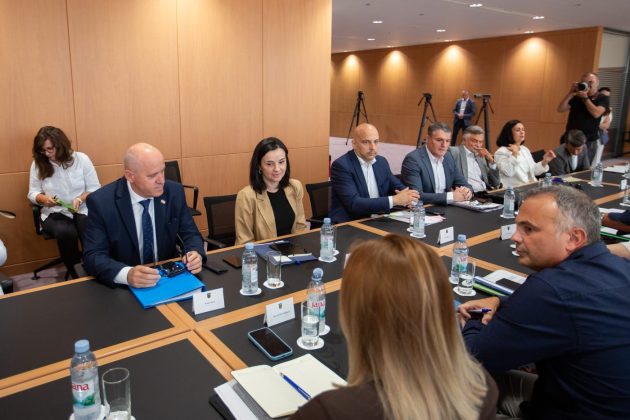 Sastanak Ministarstva za&scaron;tite okoli&scaron;a i zelene tranzicije Zagreb, 28.07.2026.- Ministarstvo za&scaron;tite okoli&scaron;a i zelene tranzicije organiziralo je sastanak o pitanjima ilegalnog otpada i planirane tvornice litija u Gospiću. Na sastanku su sudjelovali potpredsjednik Vlade i ministar prostornoga uređenja, graditeljstva i državne imovine Branko Bačić, ministrica za&scaron;tite okoli&scaron;a i zelene tranzicije Marija Vučković, predstavnici Građanske inicijative "Gospić je na&scaron; dom", Ličko-senjske županije, Grada Gospića, Fonda za za&scaron;titu okoli&scaron;a i energetsku učinkovitost, Državnog inspektorata Republike Hrvatske, Instituta za vode "Josip Juraj Strossmayer", Nastavnog zavoda za javno zdravstvo "Dr. Andrija &Scaron;tampar" te drugih nadležnih tijela. Na fotografiji Branko Bačić, Marija Vučković, Luka Balen. foto HINA/ Luka &Scaron;ANGULIN/ l&scaron; foto Luka Sangulin FotoID: HN:20260728853052