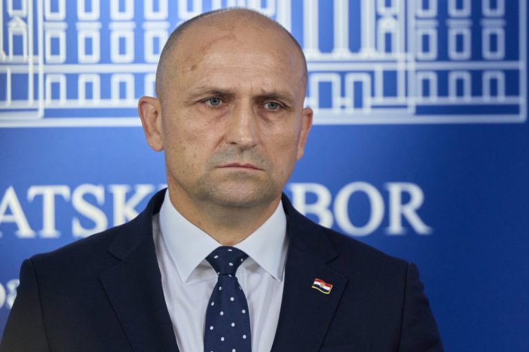 Sukob zbog mimohoda u Francuskoj: Anušić tvrdi da Milanovićeva zabrana nema utemeljenja u zakonu