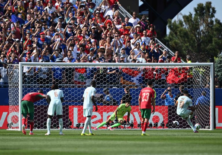 Haaland i Keane stali uz Mbappéa nakon promašenog penala. Tri minute čekanja izazvale novu VAR raspravu