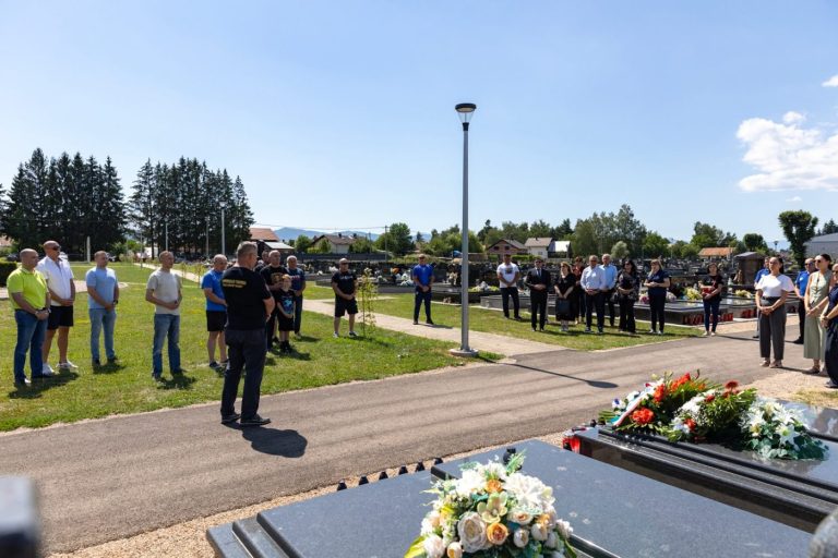 Memorijalni malonogometni turnir „Nikola Zdunić – Harga” započeo odavanjem počasti hrvatskim braniteljima