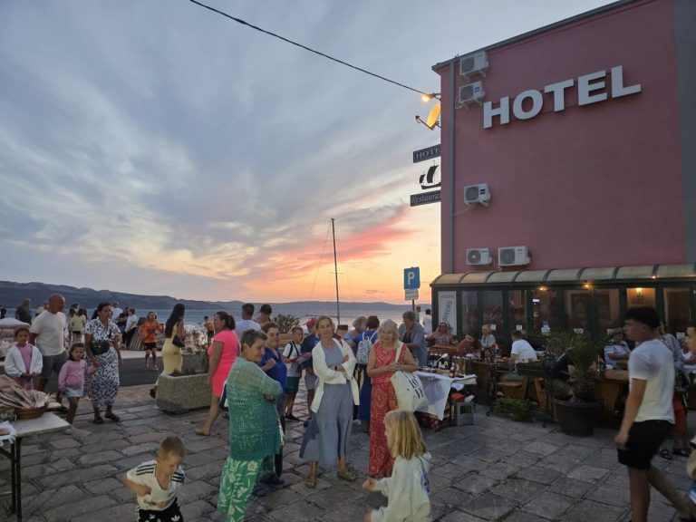 FOTO Lička seljačka tržnica donijela domaće proizvode i dobru glazbu na Bašku placu