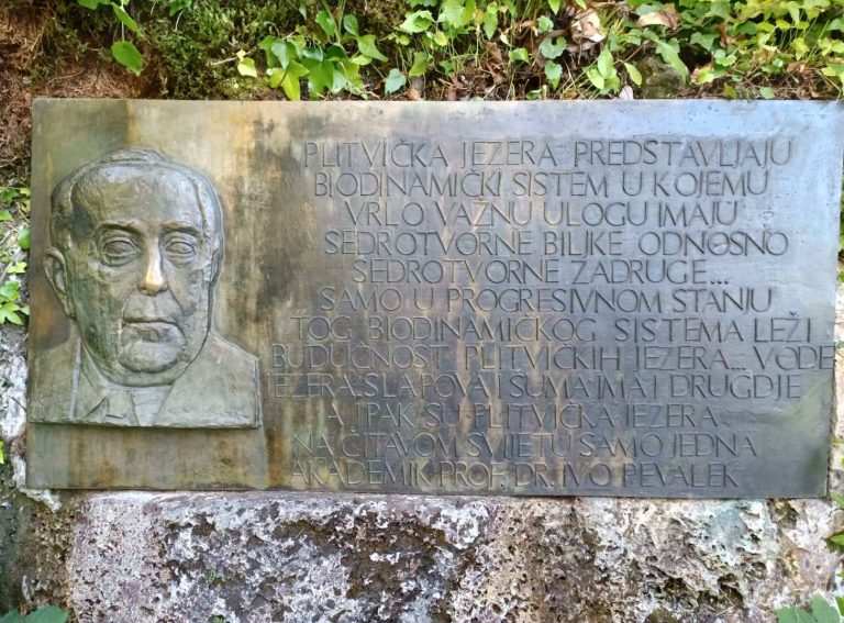 Obnovljena spomen-ploča Ivi Pevaleku na Plitvičkim jezerima