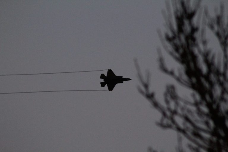 Eksplozije odjekuju Iranom: Amerika pokrenula snažne napade nakon udara na trgovačke brodove
