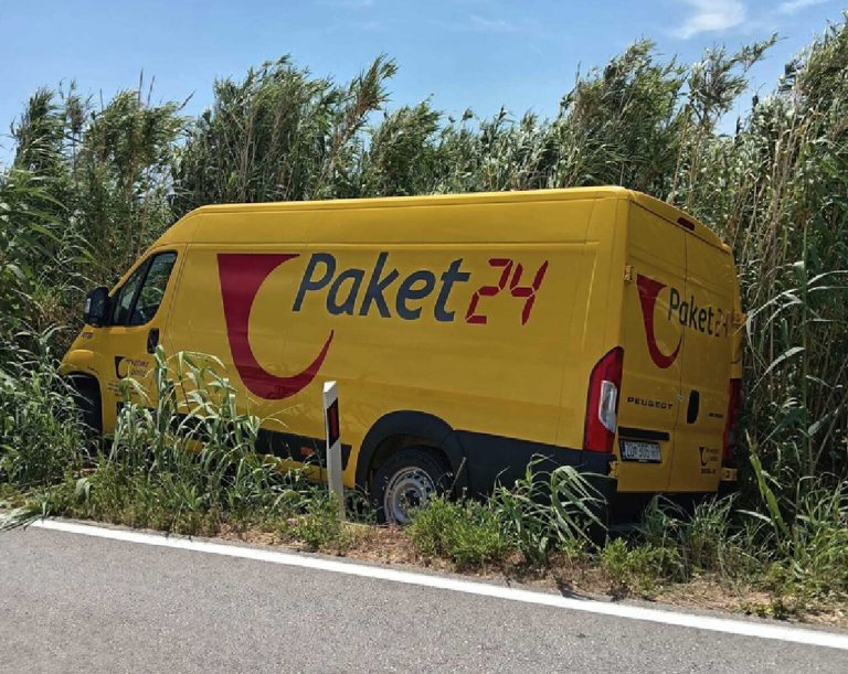Kombi Hrvatske pošte sletio s ceste u Novalji