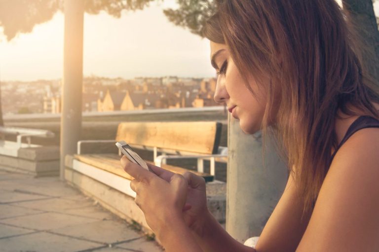 Zašto vam se mobitel ljeti pregrijava? Ove pogreške mnogi rade svaki dan