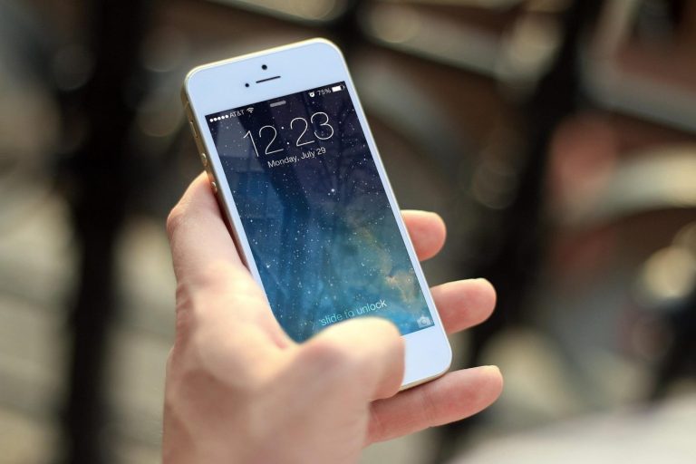 Zašto odmah nakon buđenja posežemo za mobitelom? Psiholozi objašnjavaju što se događa mozgu