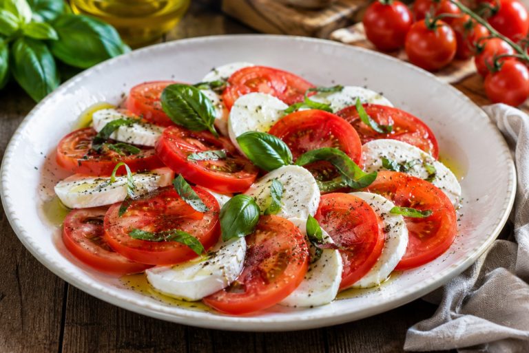 Najbrža salata od rajčice i mozzarelle krije jedan sastojak koji mijenja okus